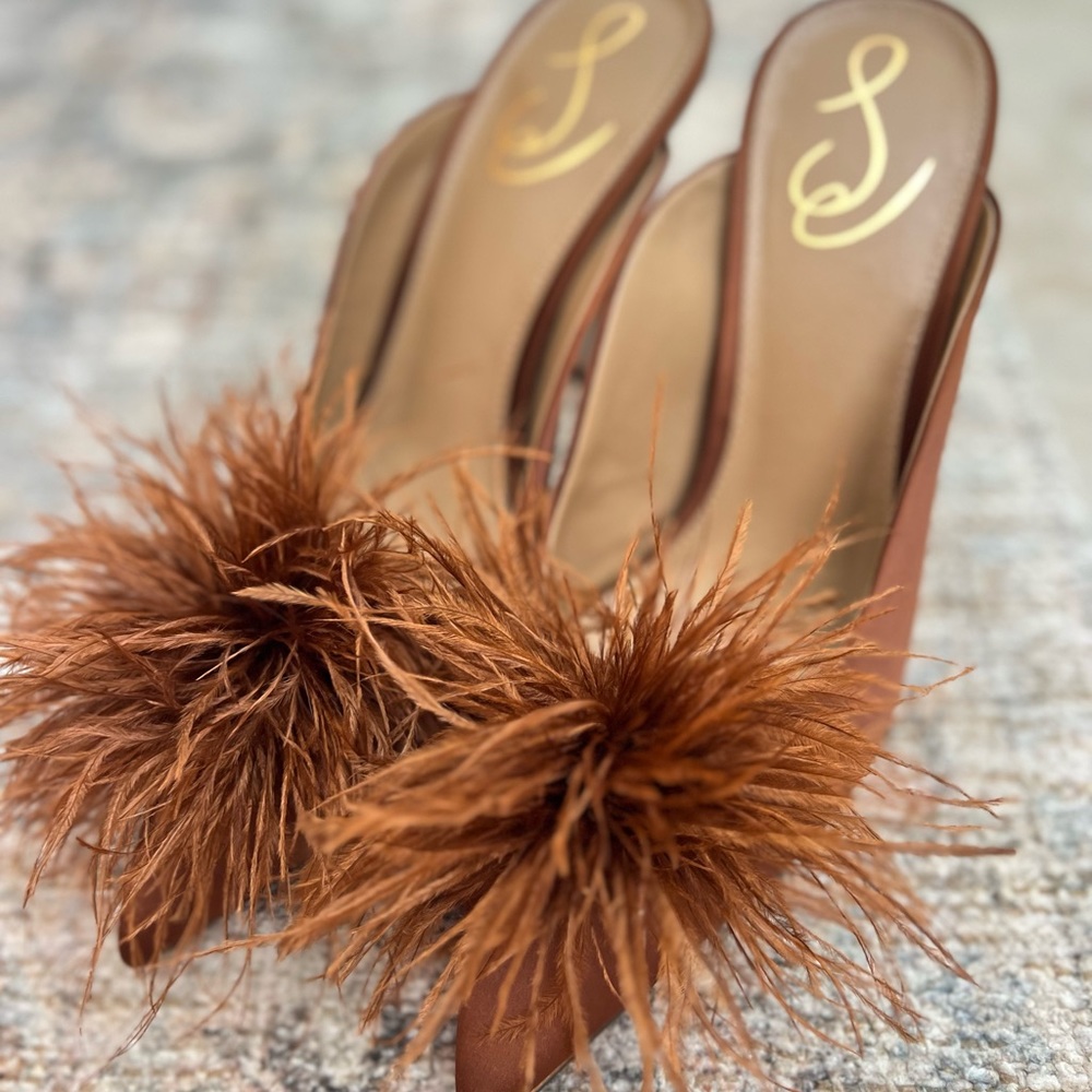 Size 9 coffee colored heels with fur tip